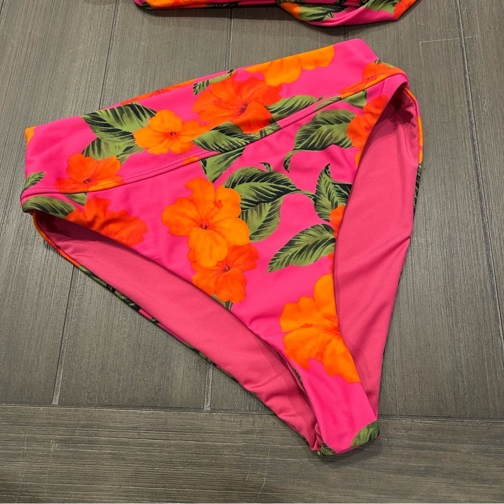 BEACH RIOT BIKINI SET!! - Picture 6 of 16